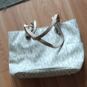 Michael Kors White Tote Bag Chic and Spacious